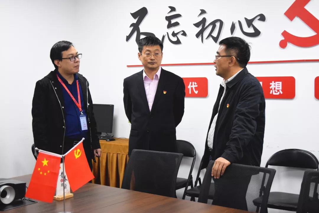中共安陽(yáng)市委網(wǎng)信辦主任路玉軍、副主任王曉萌等一行人蒞臨安陽(yáng)青峰網(wǎng)絡(luò)指導(dǎo)工作