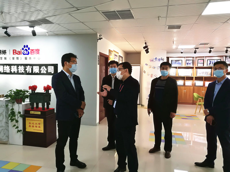 安陽市商務局副局長張躍勇，攜同天津伍創(chuàng)電子商務有限公司李富民一行蒞臨安陽青峰網(wǎng)絡參觀指導?。? /></a></div>
                	<div   id=